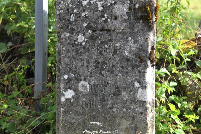 Ancienne borne routière d'Héry