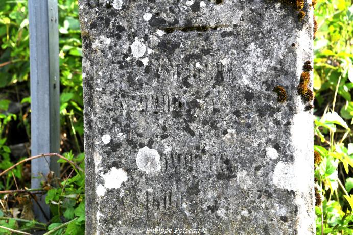 Ancienne borne routière d'Héry