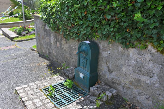 Borne fontaine de Château Chinon