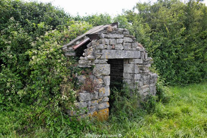 Cabane ancienne de cantonniers sur la D2 