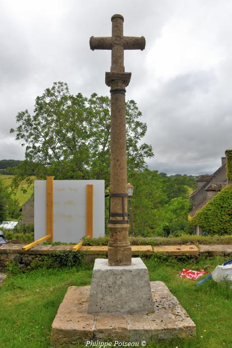 Croix de l'église de Bazoches