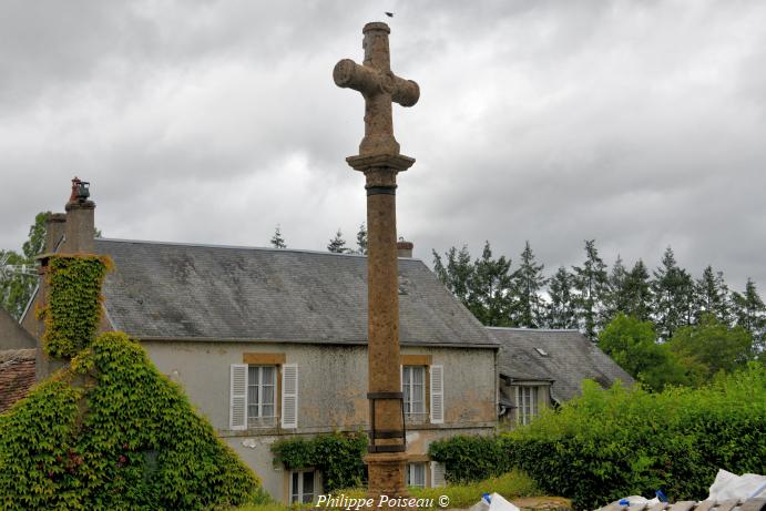 Croix de l'église de Bazoches