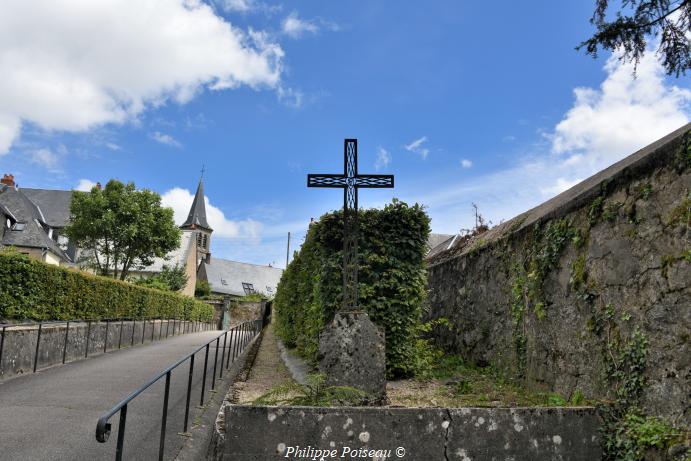 Croix du cimetière de Château Chinon