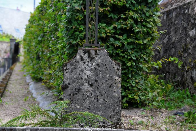 Croix du cimetière de Château Chinon