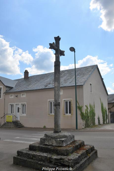 Croix du bourg d'Alligny en Morvan