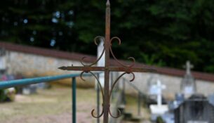 Croix du cimetière de Champvoux