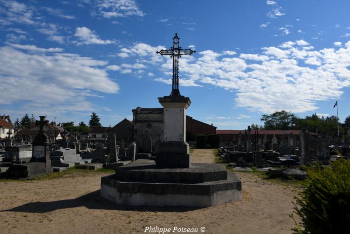 Croix du cimetière de Cosne