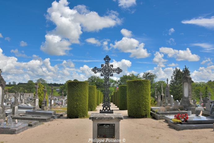 Croix du cimetière de Lucenay Lès Aix