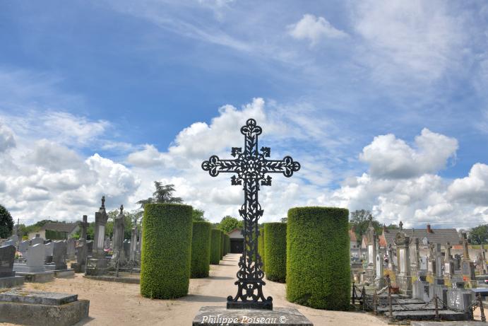 Croix du cimetière de Lucenay Lès Aix un patrimoine