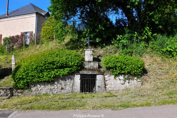 Puits et sa croix de Brassy