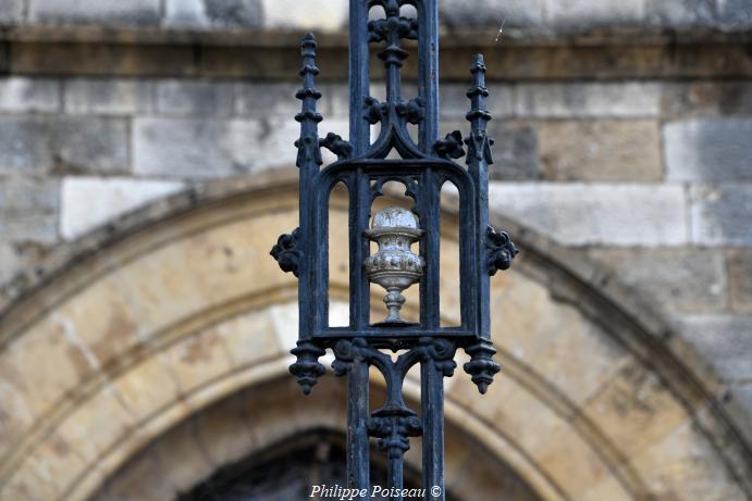 La croix de l'église de Lucenay Lès Aix 