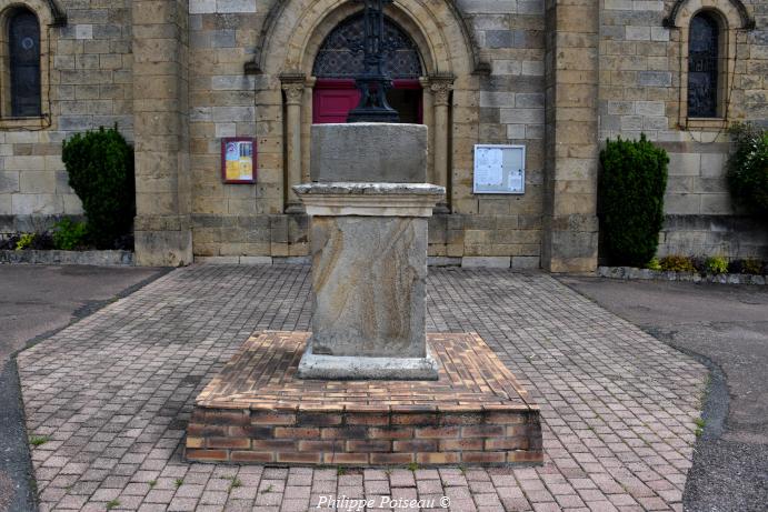 La croix de l'église de Lucenay Lès Aix 