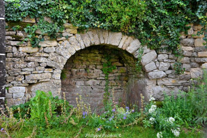 La "fontaine carrée" de Dompierre sur Héry