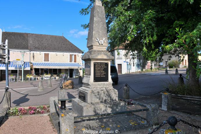 Monument aux morts de La Celle sur Loire un hommage