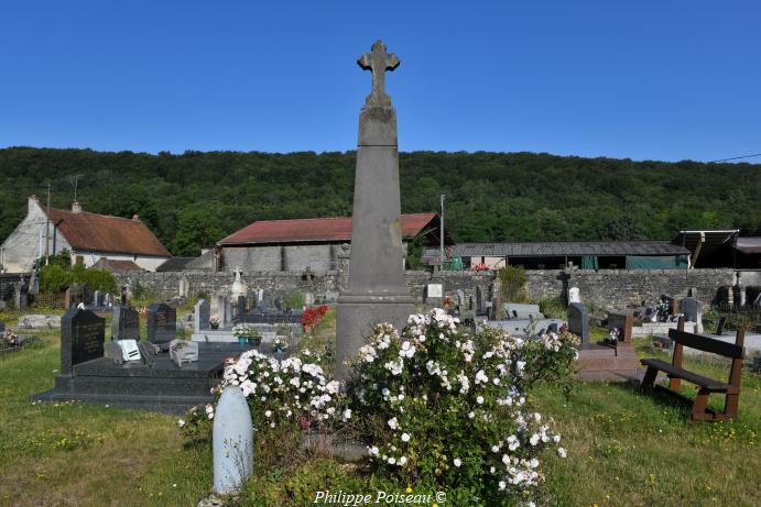 Monument aux morts de Taconnay un hommage