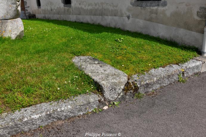 Pierre des morts d'Alligny en Morvan