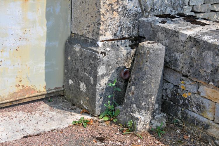 Repère de nivellement du cimetière d'Armes