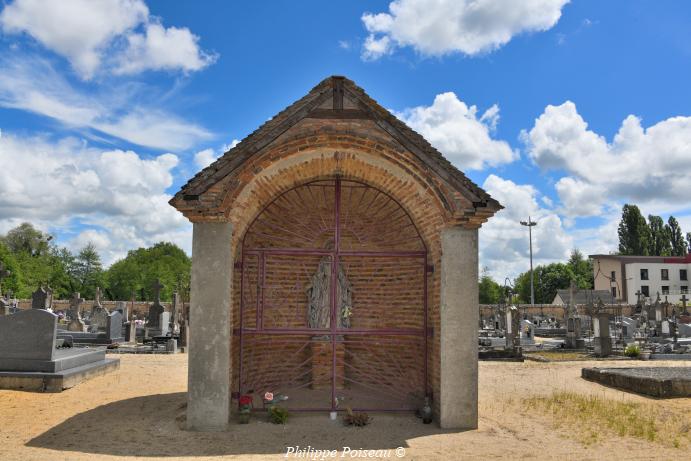 Vierge du cimetière de Dornes 