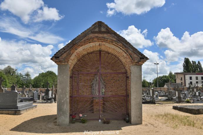 Vierge du cimetière de Dornes un patrimoine