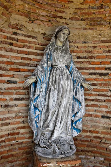 Vierge du cimetière de Dornes 