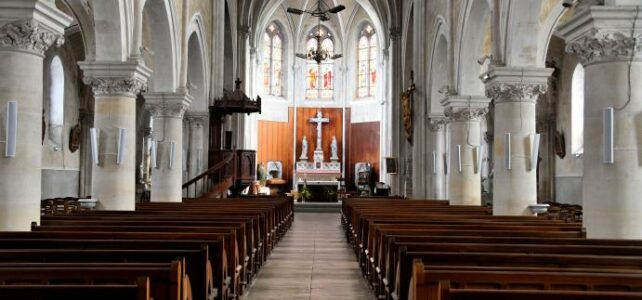 Intérieur de l'église de Luzy